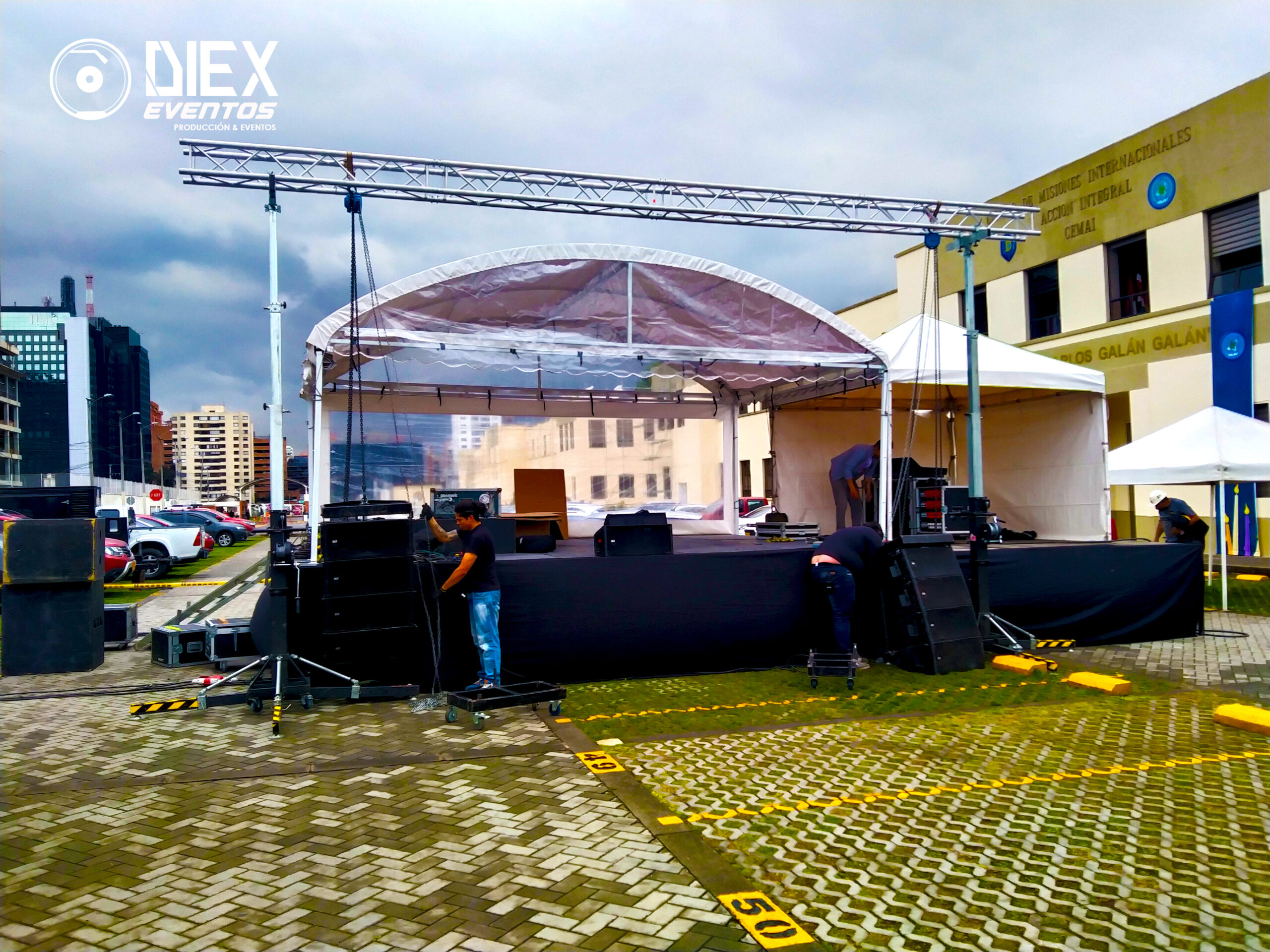 Alquiler y montaje de sonido profesional, servicio de Dj Profesional Para evento de Navidad, día de las velitas en el complejo militar canton norte. Bogotá. Montaje para 500 a1000 personas