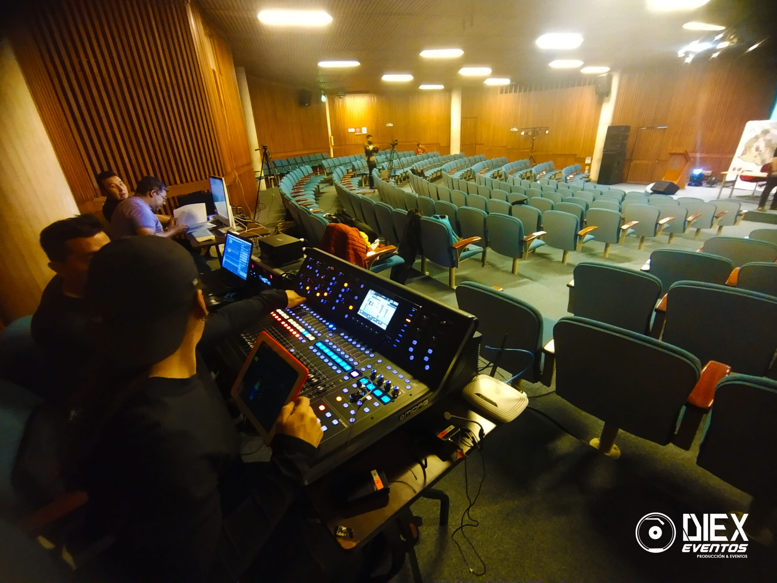 Alquiler de sonido y luces, servicio de ingenieria de sonido para celebracion del día de las manos rojas.