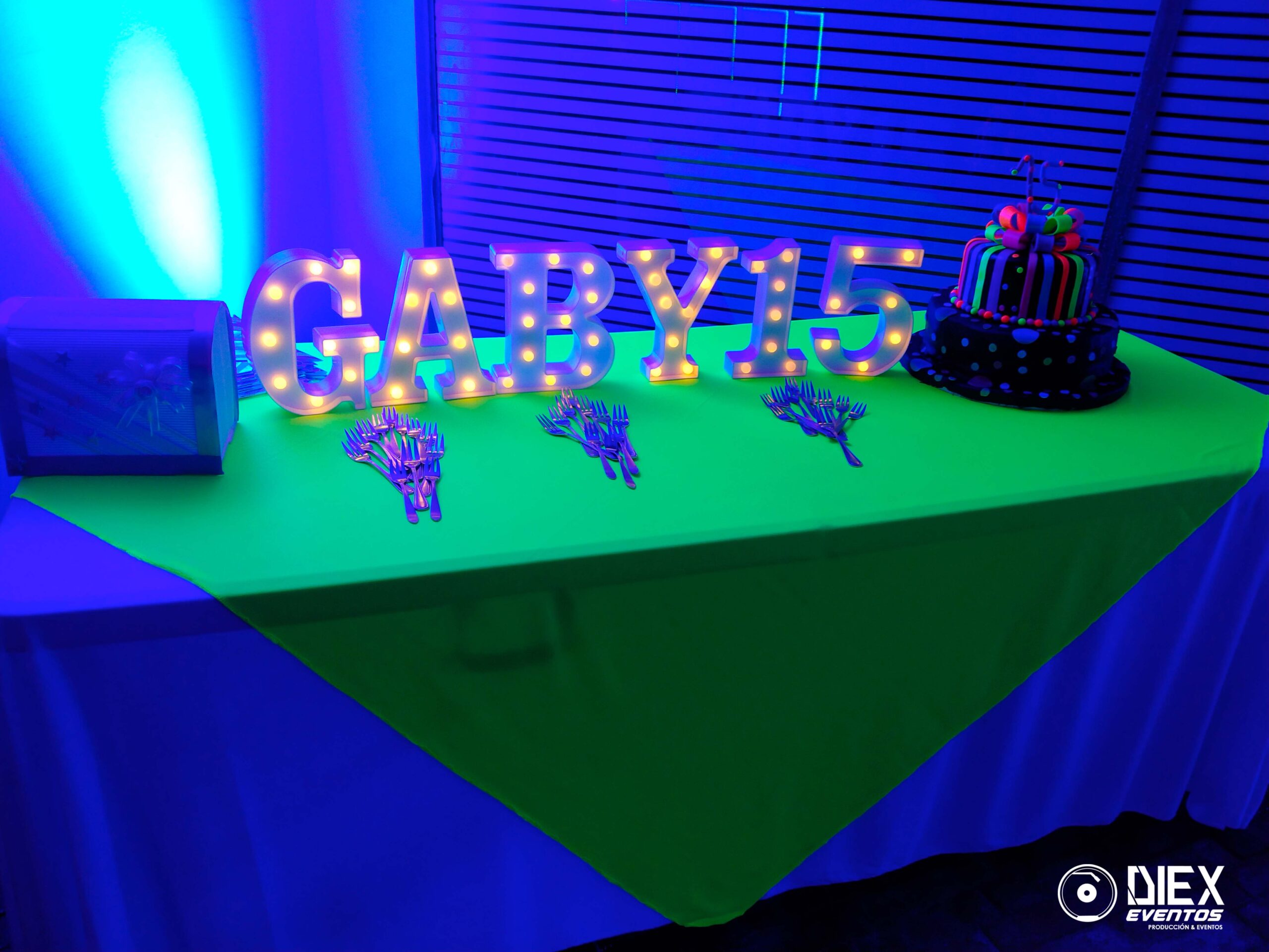 iluminación para fiesta de quince años con tematica Neon y letras iluminadas.